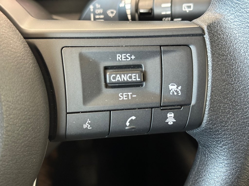 2025 Nissan Kicks S AWD in Cowansville, Quebec - 32 - w1024h768px
