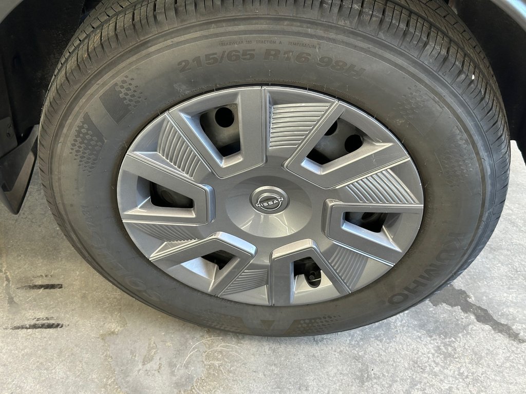 2025 Nissan Kicks S AWD in Cowansville, Quebec - 9 - w1024h768px