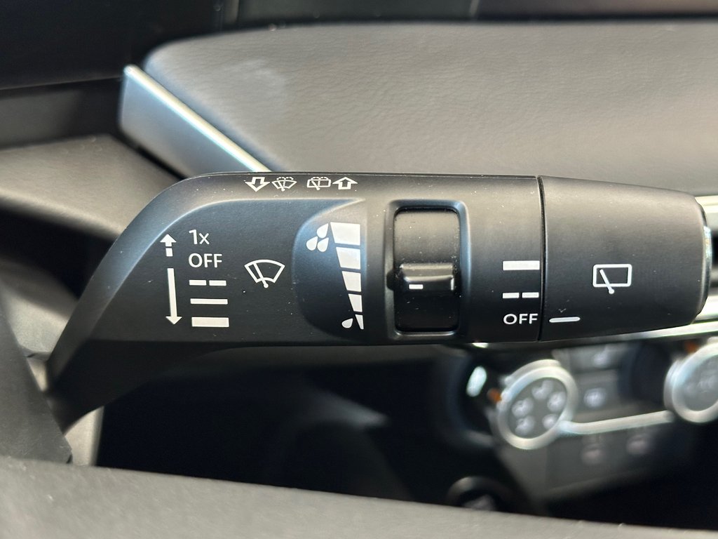 2025 Nissan Kicks S AWD in Cowansville, Quebec - 33 - w1024h768px