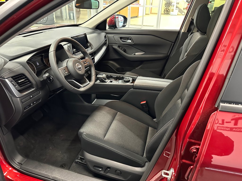 2024 Nissan Rogue SV Moonroof in Cowansville, Quebec - 10 - w1024h768px