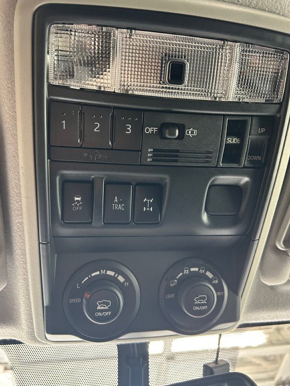 Toyota 4Runner SR5 / TRD OFF ROAD 2016 à Cowansville, Québec - 17 - w1024h768px