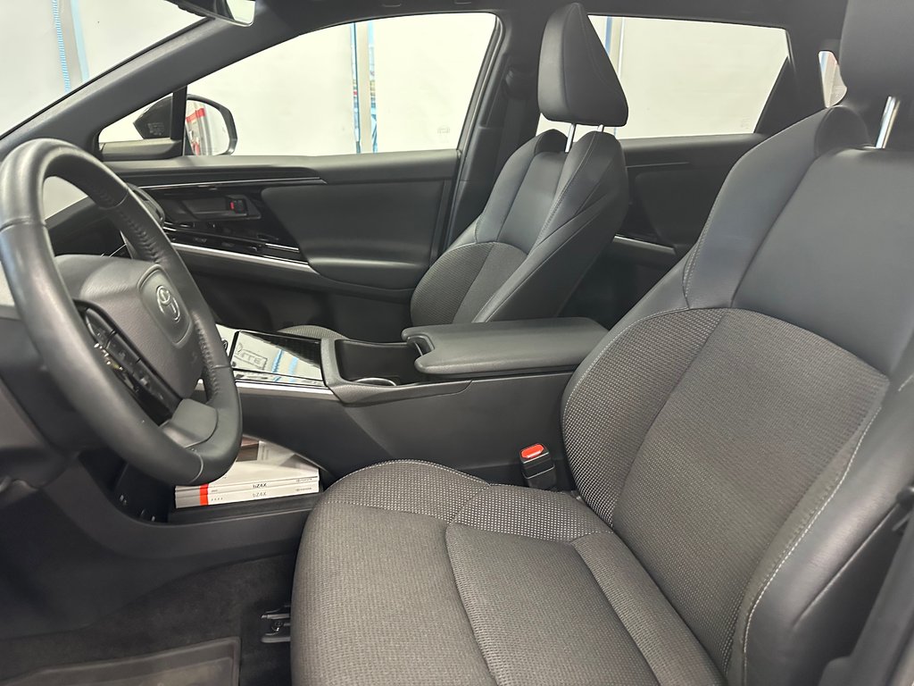 2023 Toyota bZ4X XLE AWD in Cowansville, Quebec - 32 - w1024h768px
