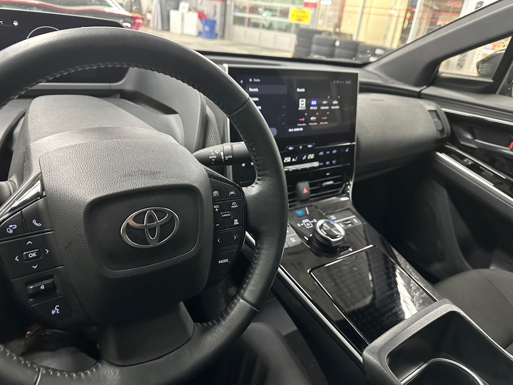2023 Toyota bZ4X XLE AWD in Cowansville, Quebec - 24 - w1024h768px