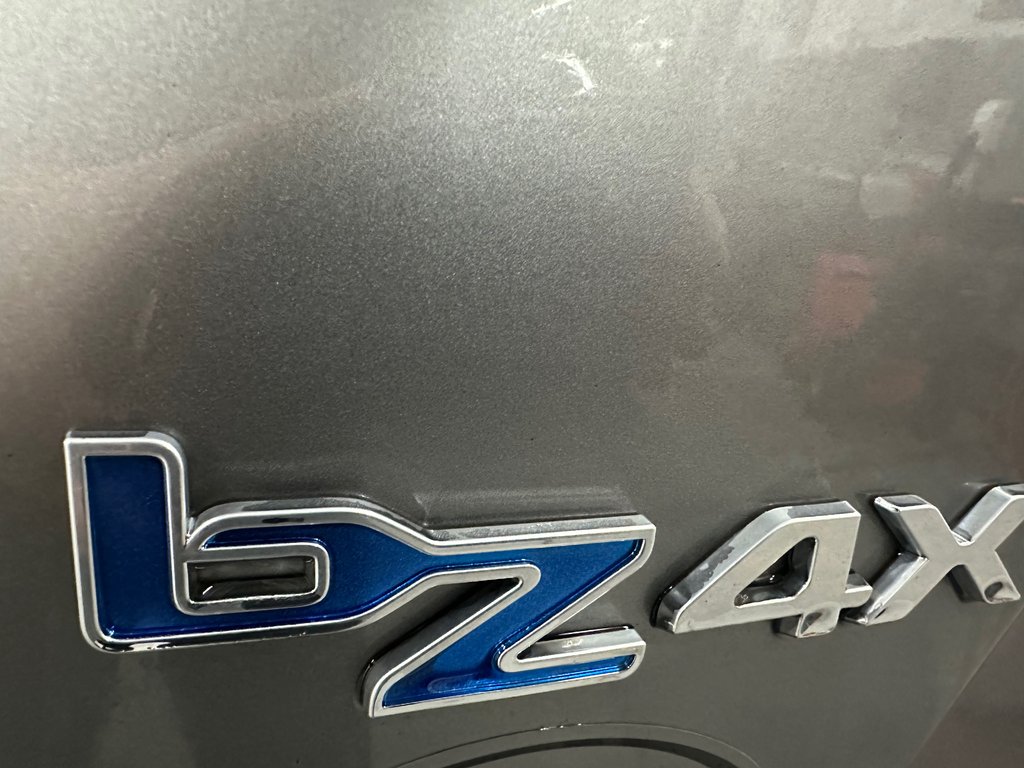 2023 Toyota bZ4X XLE AWD in Cowansville, Quebec - 14 - w1024h768px