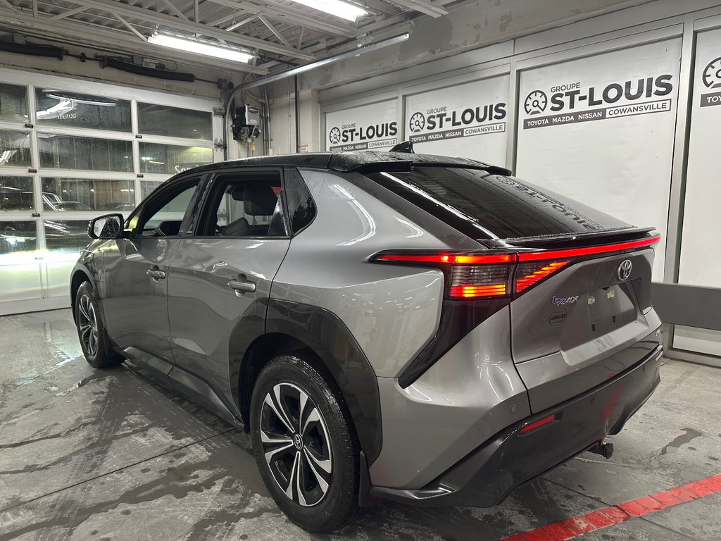 2023 Toyota bZ4X XLE AWD in Cowansville, Quebec - 10 - w1024h768px