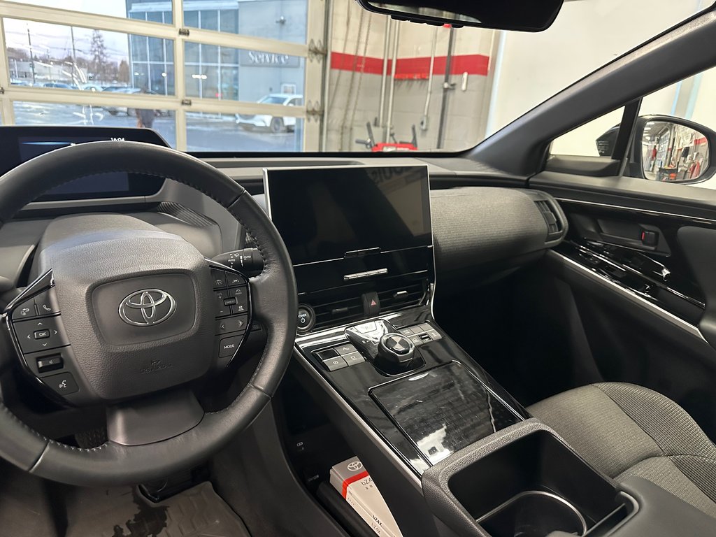2023 Toyota bZ4X XLE AWD in Cowansville, Quebec - 28 - w1024h768px