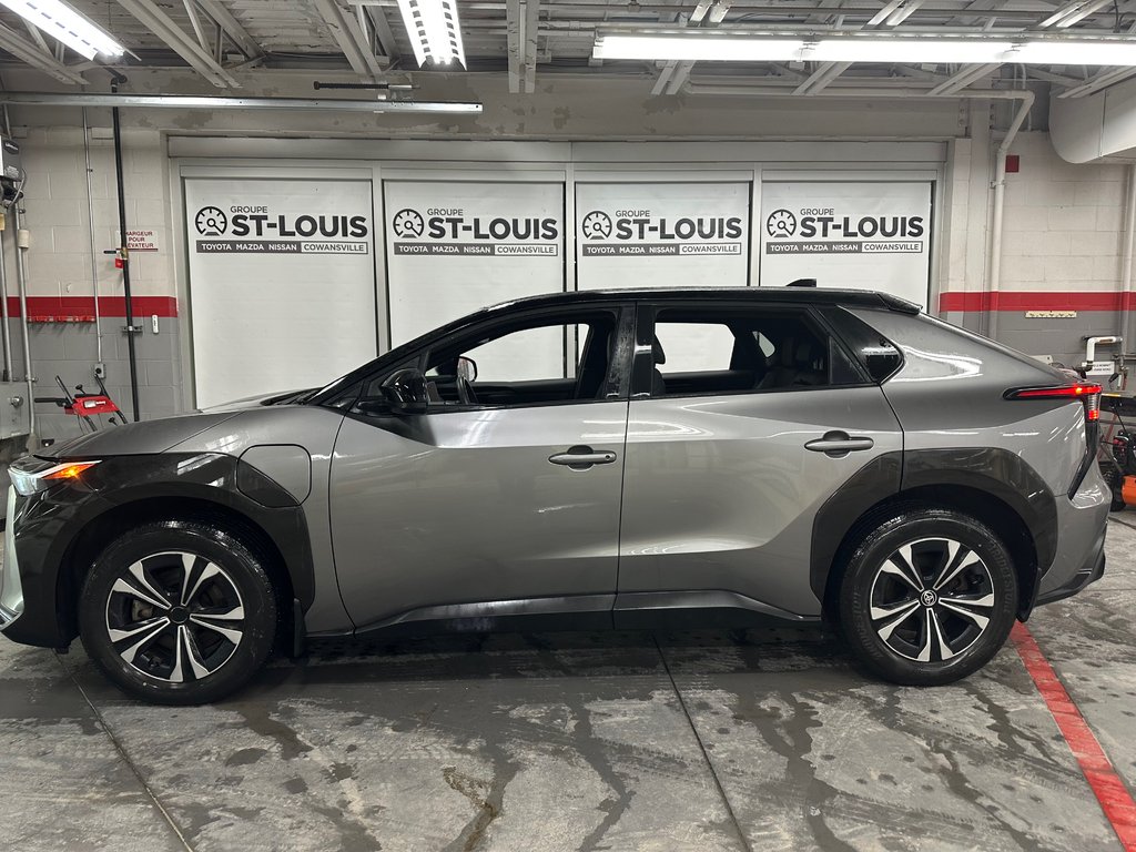 2023 Toyota bZ4X XLE AWD in Cowansville, Quebec - 7 - w1024h768px