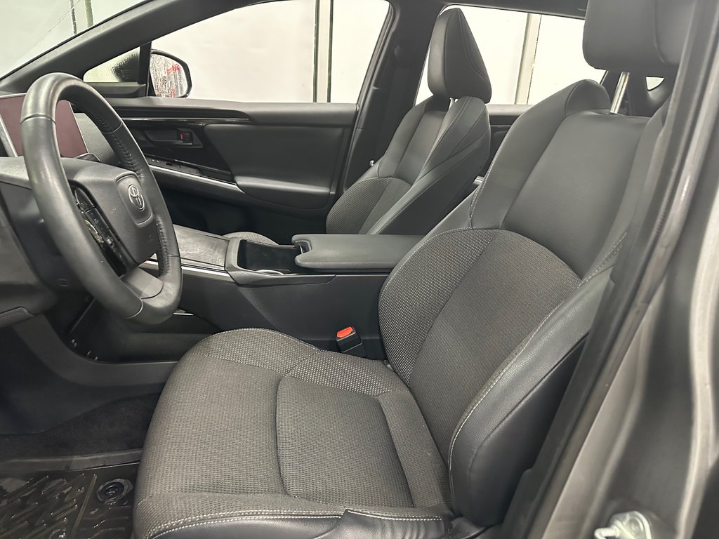 2023 Toyota bZ4X XLE AWD in Cowansville, Quebec - 15 - w1024h768px