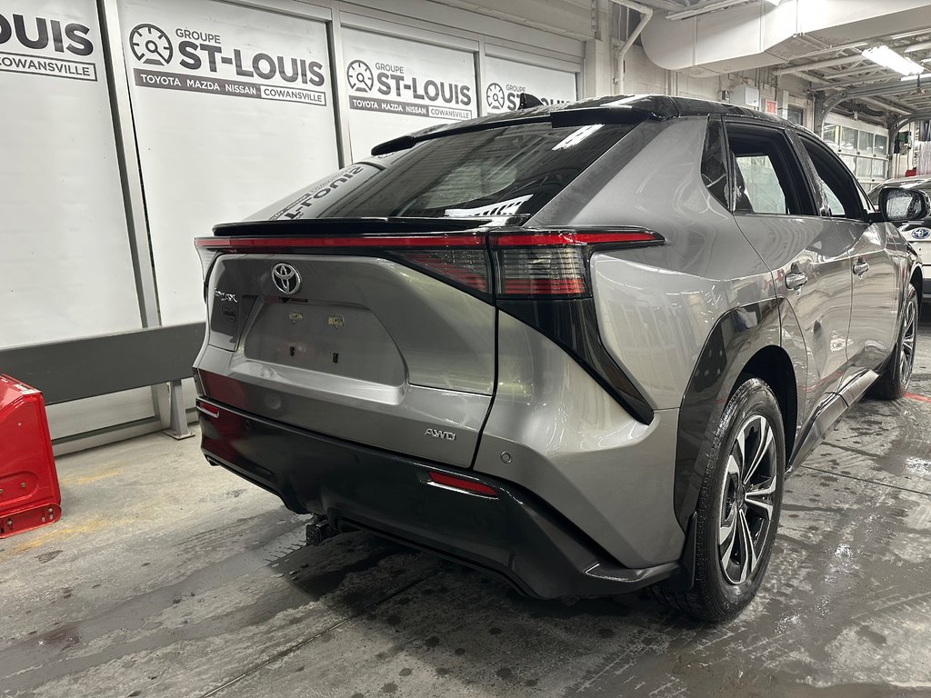 2023 Toyota bZ4X XLE AWD in Cowansville, Quebec - 9 - w1024h768px