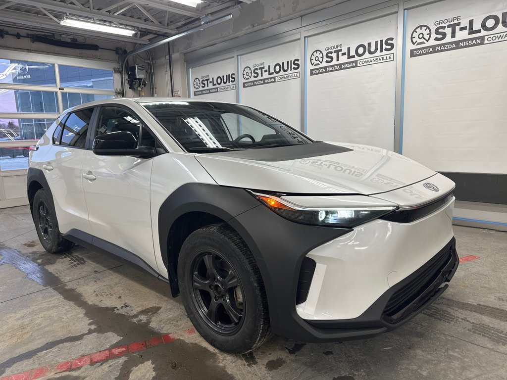 Toyota bZ4X LE 2023 à Cowansville, Québec - 2 - w1024h768px