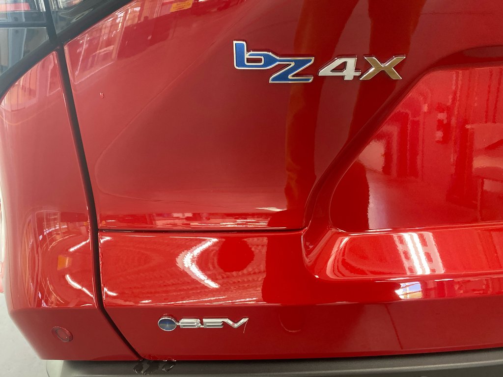Toyota BZ4X XLE TECH AWD 2025 à Cowansville, Québec - 4 - w1024h768px
