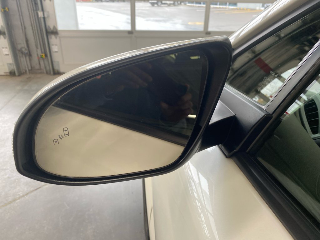 2021 Toyota C-HR XLE Premium in Cowansville, Quebec - 22 - w1024h768px