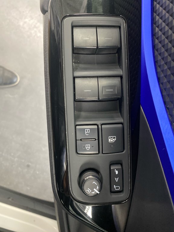 2021 Toyota C-HR XLE Premium in Cowansville, Quebec - 8 - w1024h768px