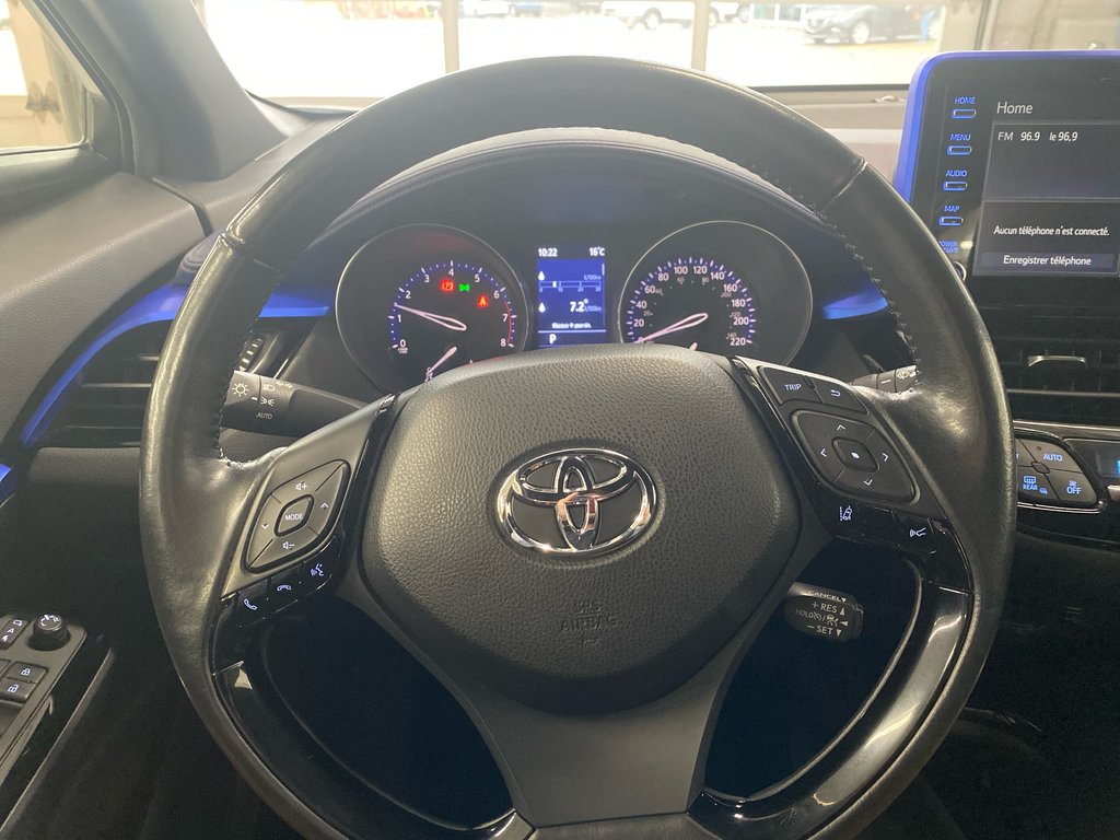 2021 Toyota C-HR XLE Premium in Cowansville, Quebec - 14 - w1024h768px