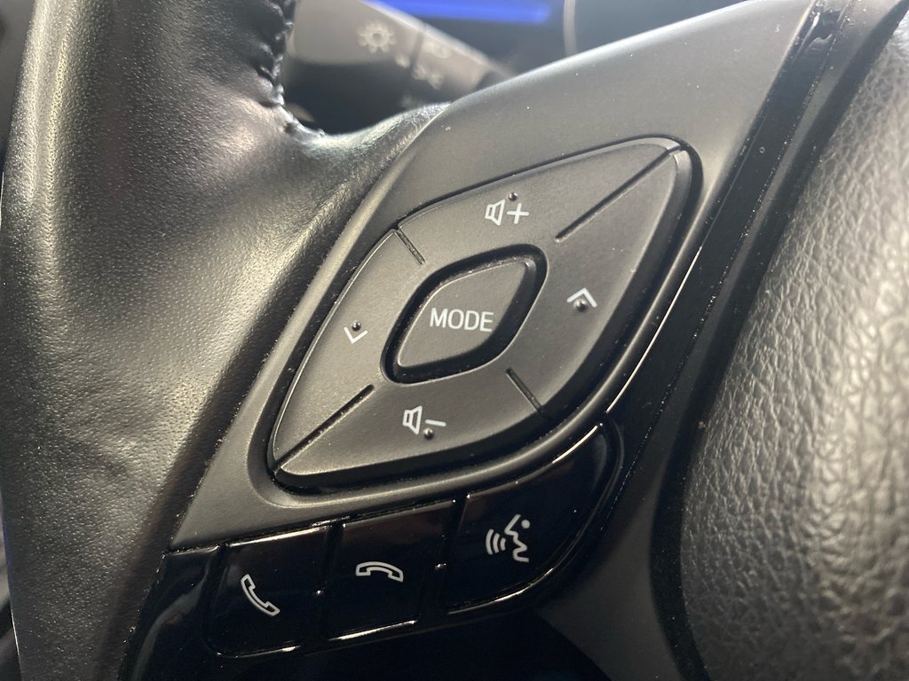 2021 Toyota C-HR XLE Premium in Cowansville, Quebec - 10 - w1024h768px