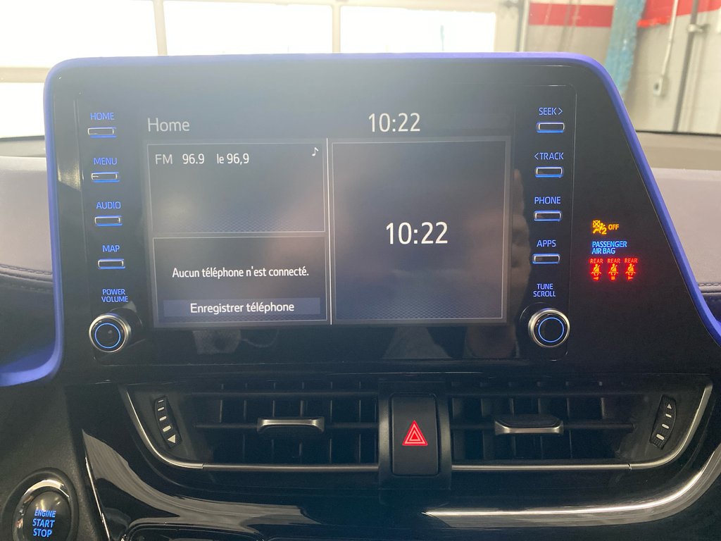 2021 Toyota C-HR XLE Premium in Cowansville, Quebec - 16 - w1024h768px