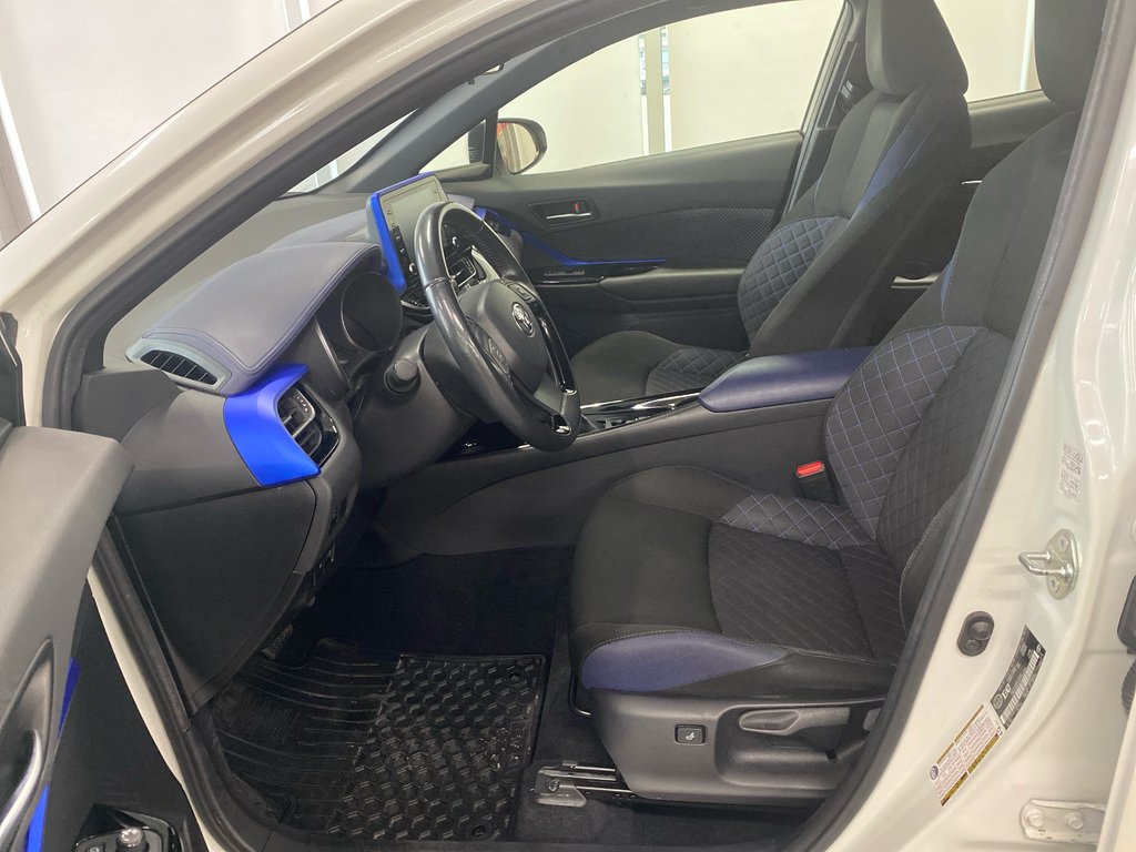 2021 Toyota C-HR XLE Premium in Cowansville, Quebec - 7 - w1024h768px