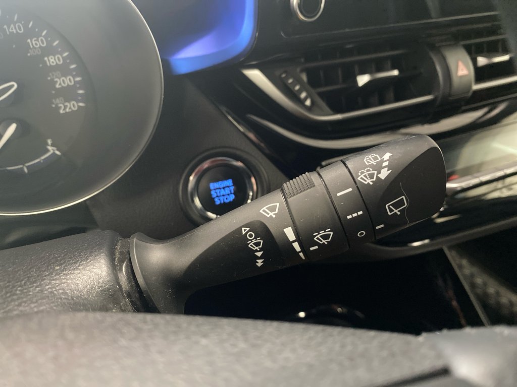 2021 Toyota C-HR XLE Premium in Cowansville, Quebec - 12 - w1024h768px