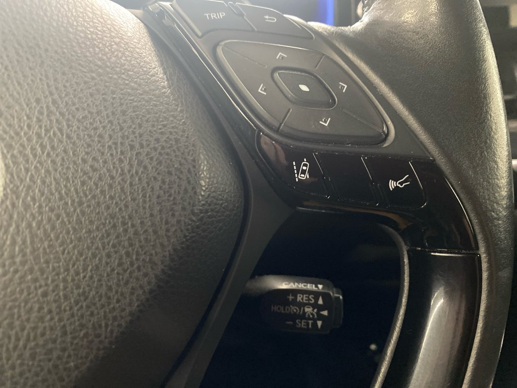 2021 Toyota C-HR XLE Premium in Cowansville, Quebec - 13 - w1024h768px
