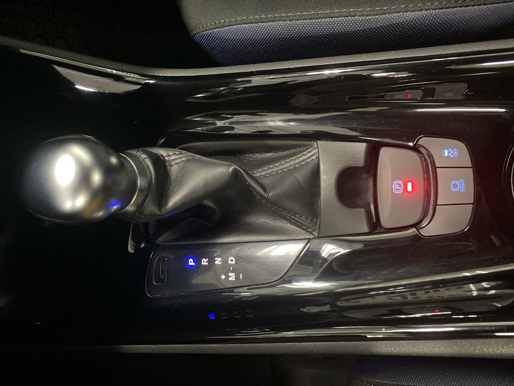 2021 Toyota C-HR XLE Premium in Cowansville, Quebec - 18 - w1024h768px