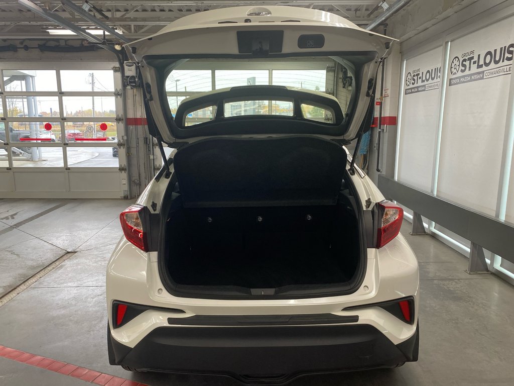 2021 Toyota C-HR XLE Premium in Cowansville, Quebec - 6 - w1024h768px