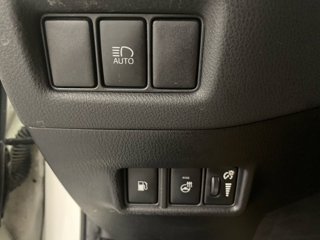 2021 Toyota C-HR XLE Premium in Cowansville, Quebec - 9 - w1024h768px