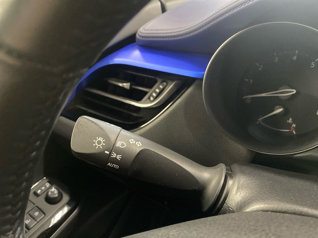 2021 Toyota C-HR XLE Premium in Cowansville, Quebec - 11 - w1024h768px