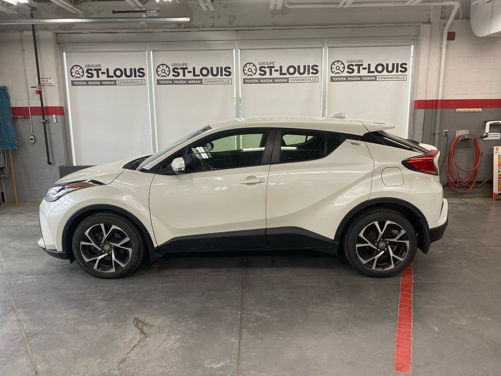 2021 Toyota C-HR XLE Premium in Cowansville, Quebec - 2 - w1024h768px