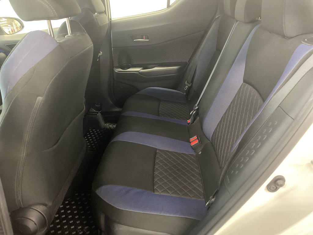 2021 Toyota C-HR XLE Premium in Cowansville, Quebec - 20 - w1024h768px