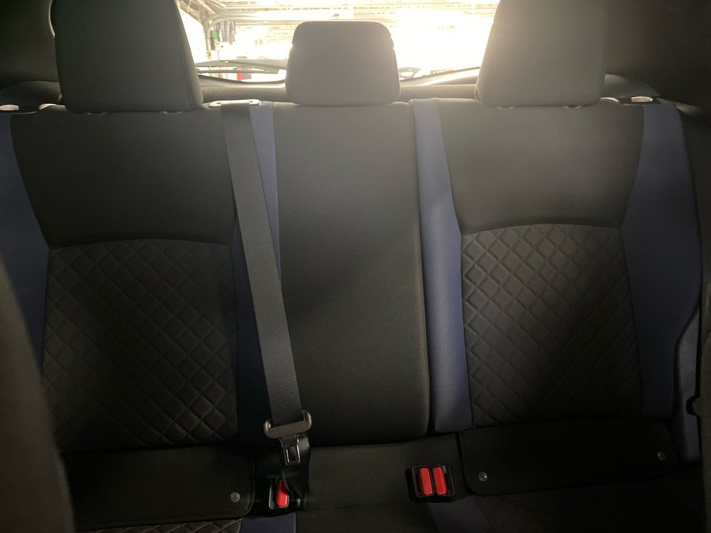 2021 Toyota C-HR XLE Premium in Cowansville, Quebec - 21 - w1024h768px