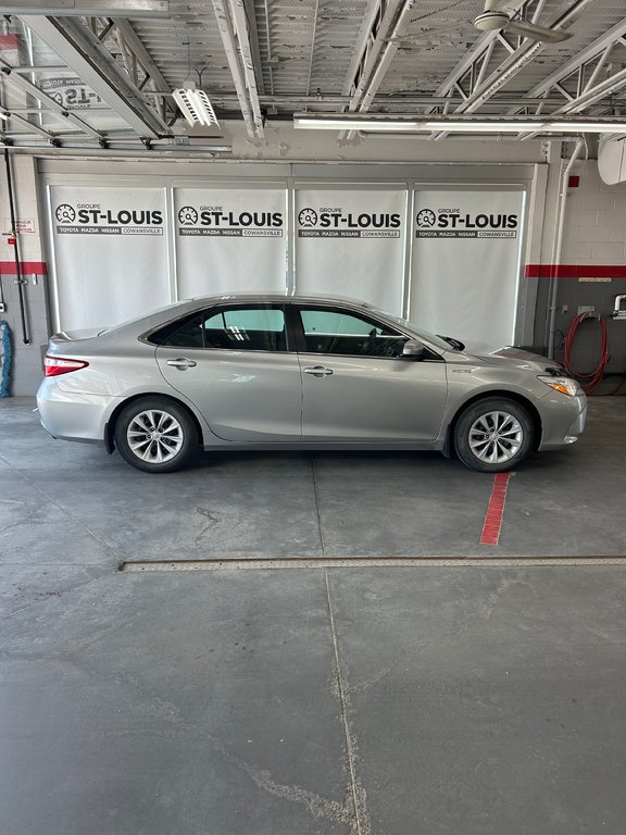 2016 Toyota Camry Hybrid Hybride LE in Cowansville, Quebec - 12 - w1024h768px