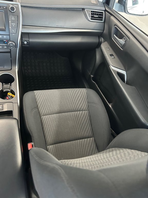 2016 Toyota Camry Hybrid Hybride LE in Cowansville, Quebec - 15 - w1024h768px