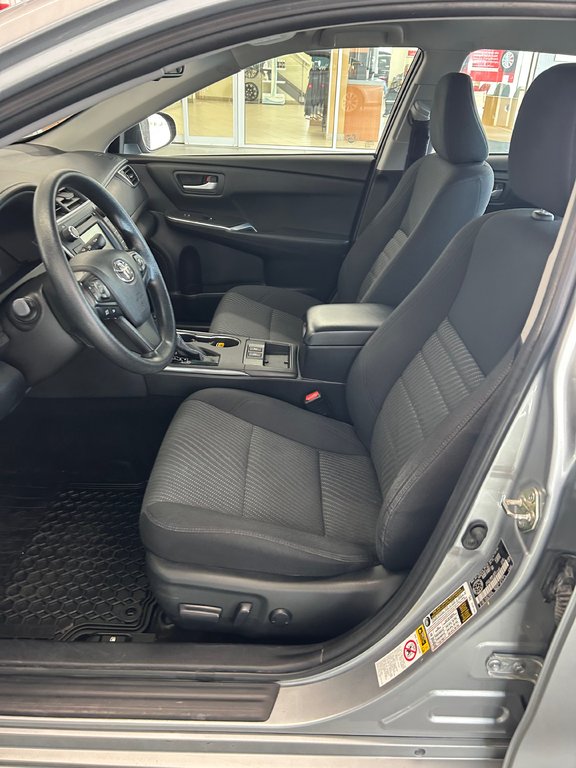2016 Toyota Camry Hybrid Hybride LE in Cowansville, Quebec - 17 - w1024h768px