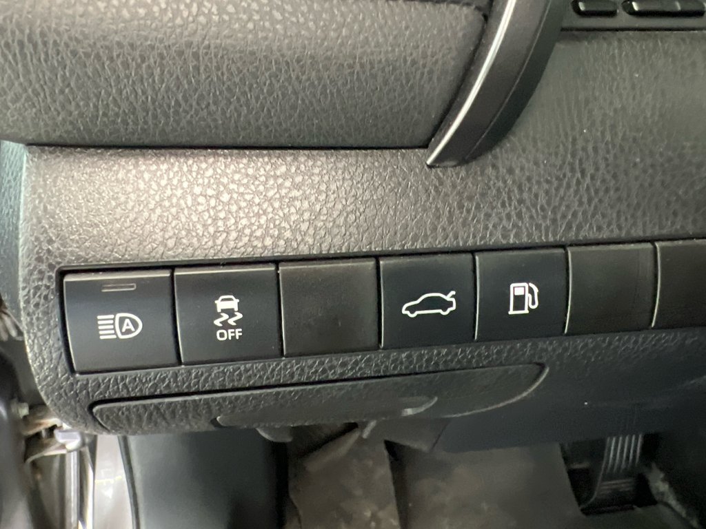 Toyota Camry Hybrid  2018 à Cowansville, Québec - 34 - w1024h768px