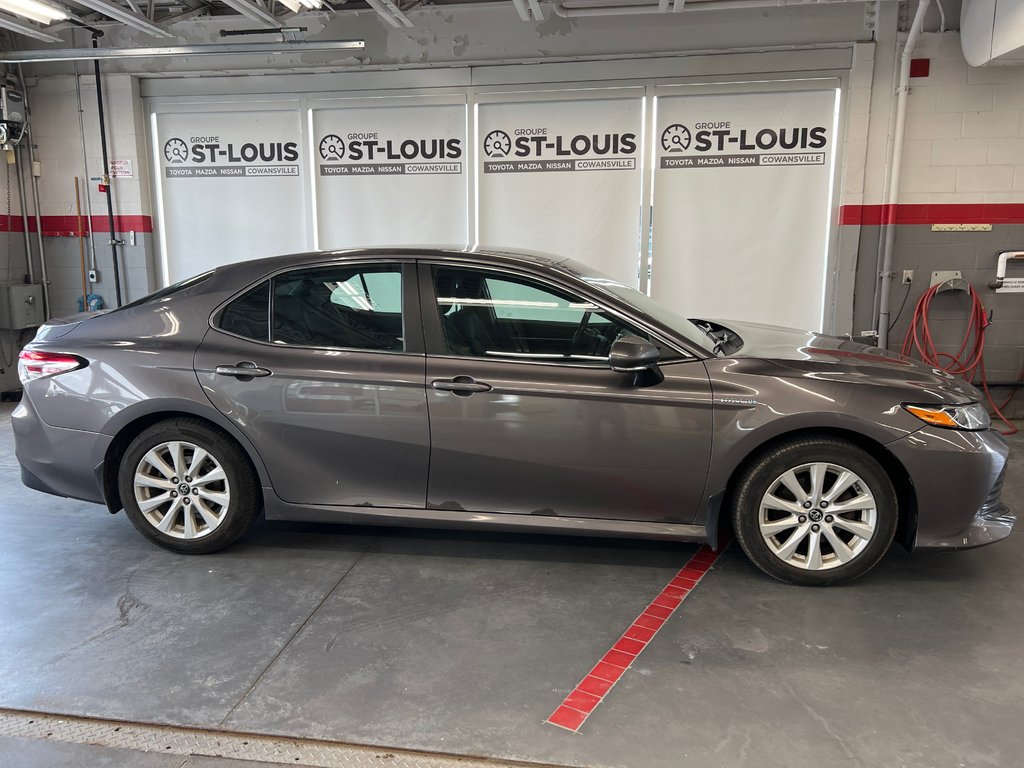 Toyota Camry Hybrid  2018 à Cowansville, Québec - 2 - w1024h768px