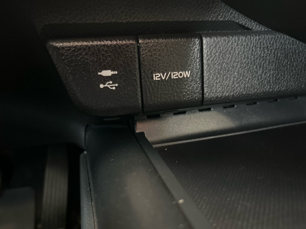 Toyota Camry Hybrid  2018 à Cowansville, Québec - 38 - w1024h768px