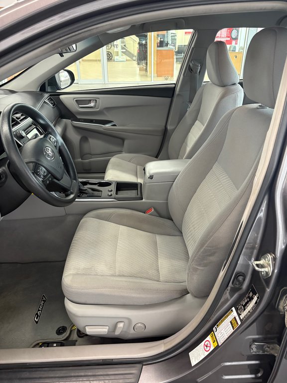 Toyota Camry LE 2015 à Cowansville, Québec - 19 - w1024h768px