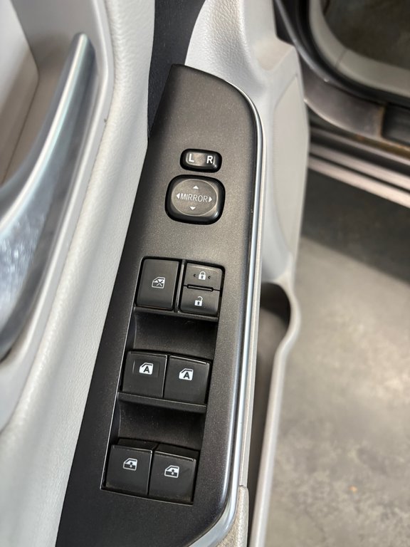 Toyota Camry LE 2015 à Cowansville, Québec - 21 - w1024h768px