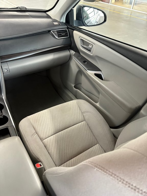 Toyota Camry LE 2015 à Cowansville, Québec - 17 - w1024h768px