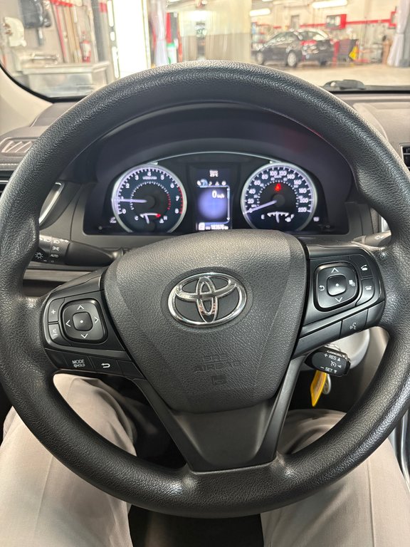 Toyota Camry LE 2015 à Cowansville, Québec - 32 - w1024h768px