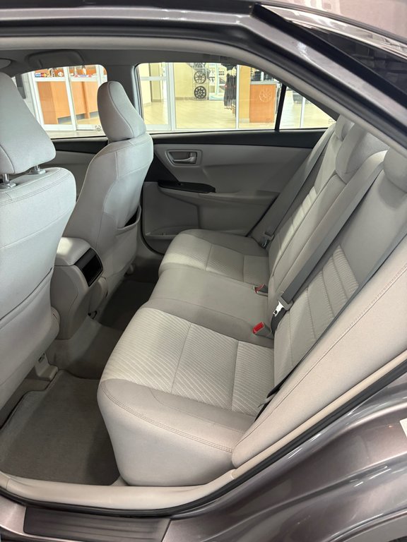 Toyota Camry LE 2015 à Cowansville, Québec - 15 - w1024h768px