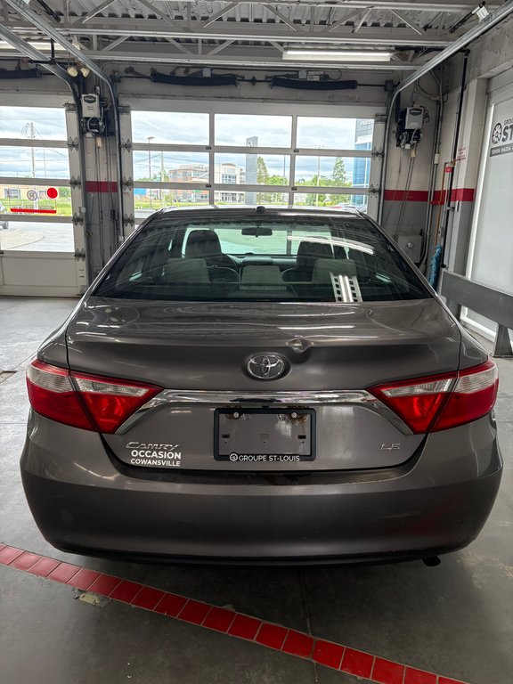 Toyota Camry LE 2015 à Cowansville, Québec - 9 - w1024h768px