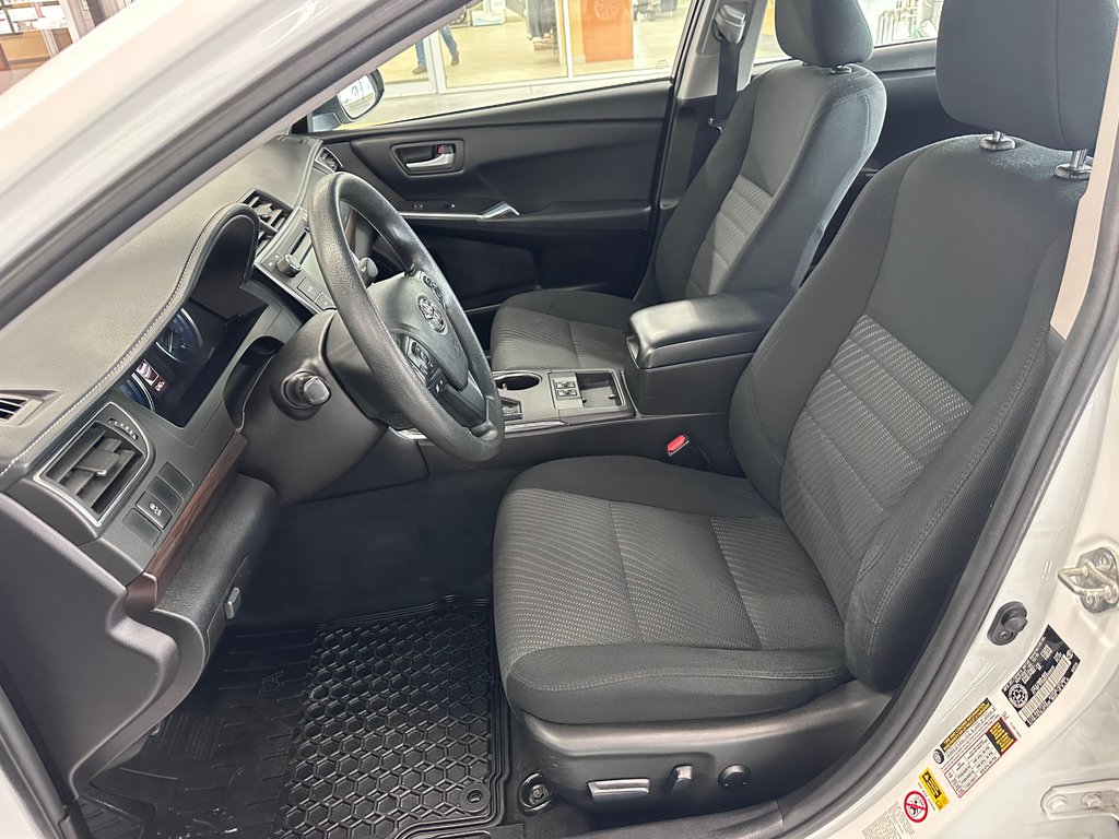 2016 Toyota Camry LE - Caméra de Recul - Sièges Chauffants - Mags in Cowansville, Quebec - 15 - w1024h768px