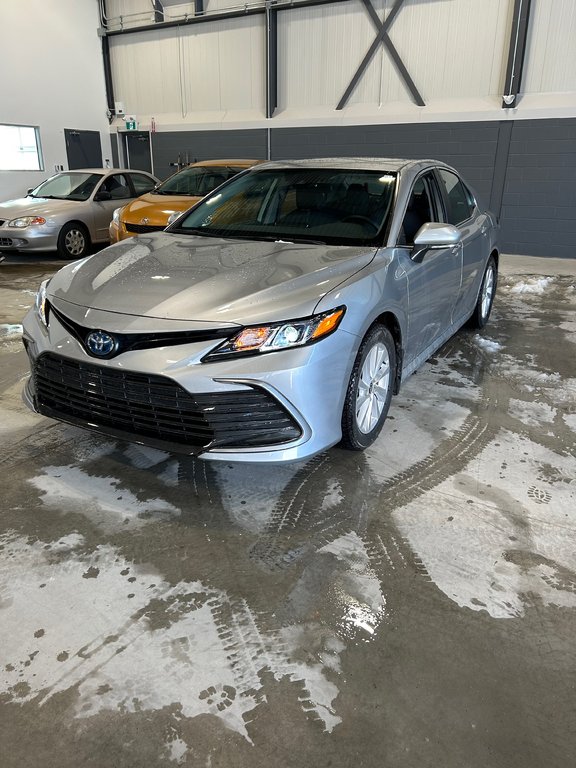 2023  Camry Hybrid LE in Cowansville, Quebec - 2 - w1024h768px