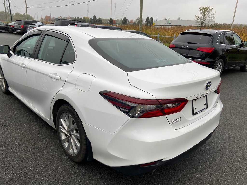 Toyota Camry Hybrid LE 2023 à Cowansville, Québec - 2 - w1024h768px