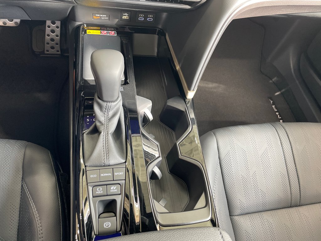 2025 Toyota Camry XSE hybride AWD in Cowansville, Quebec - 8 - w1024h768px