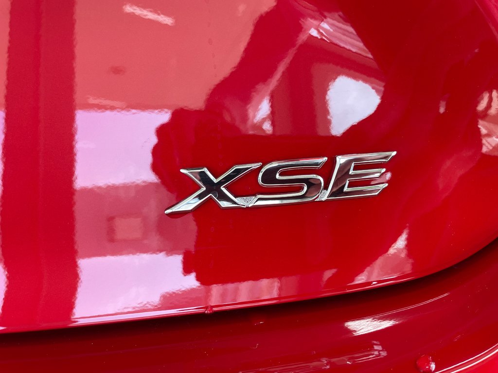 2025 Toyota Camry XSE hybride AWD in Cowansville, Quebec - 12 - w1024h768px
