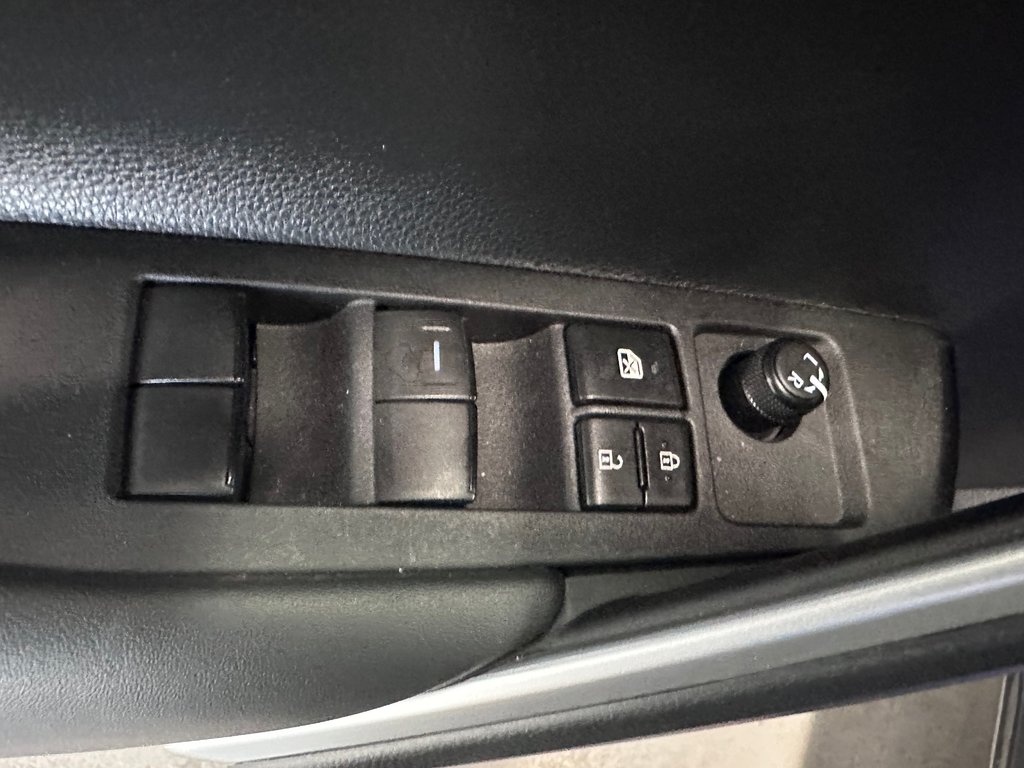 2024 Toyota COROLLA CROSS LE Premium AWD in Cowansville, Quebec - 19 - w1024h768px