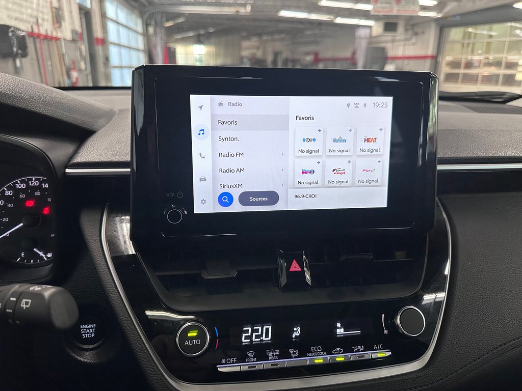 2024 Toyota COROLLA CROSS LE Premium AWD in Cowansville, Quebec - 30 - w1024h768px