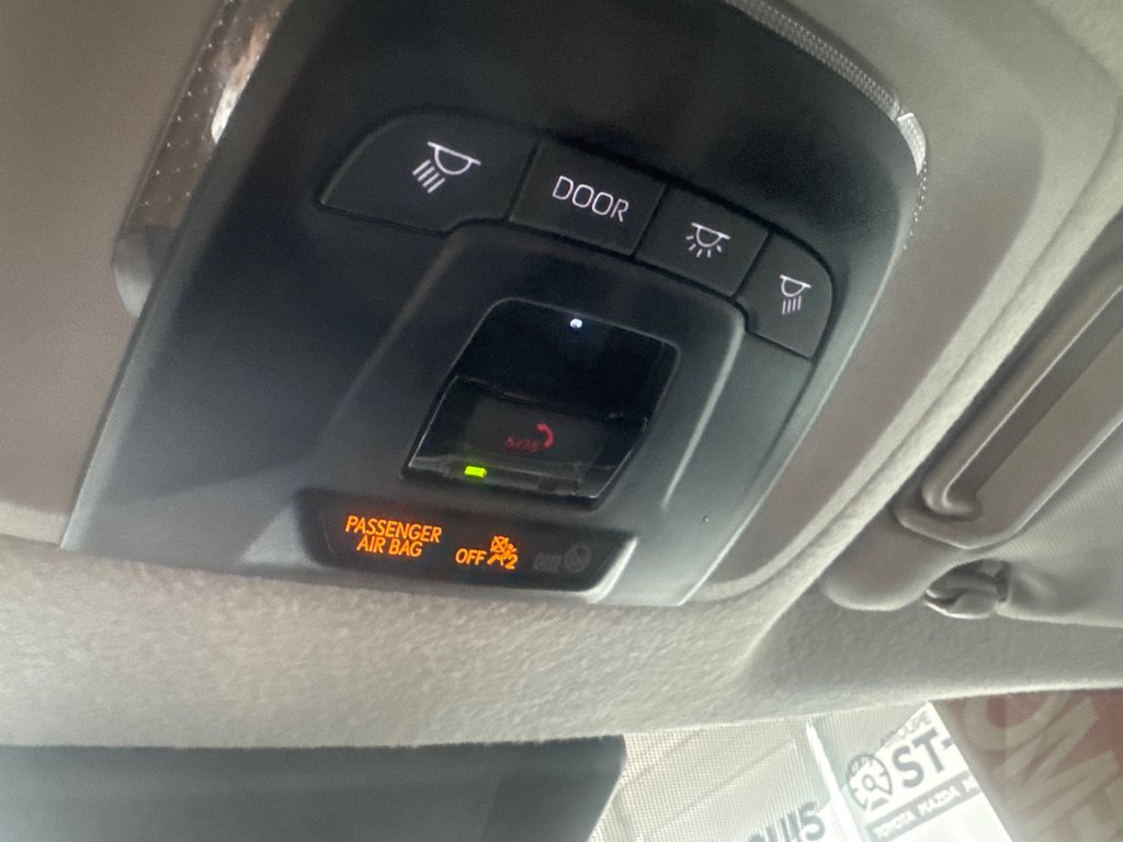 2024 Toyota COROLLA CROSS LE in Cowansville, Quebec - 14 - w1024h768px